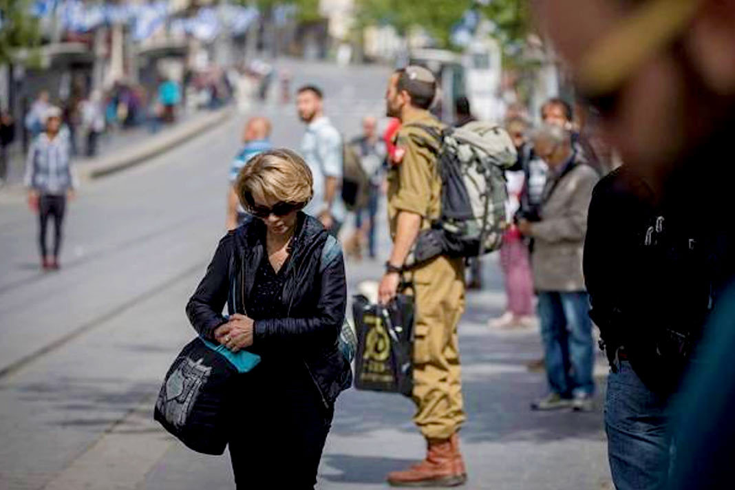 Israel-Stops-to-Commemorate-6-Million-Jewish-Holocaust-Victims