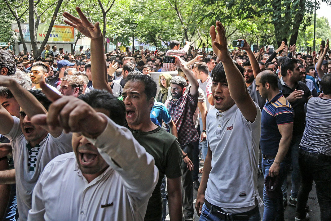 in-protesting-ayatollah-regime-iranians-shout-death-to-palestine