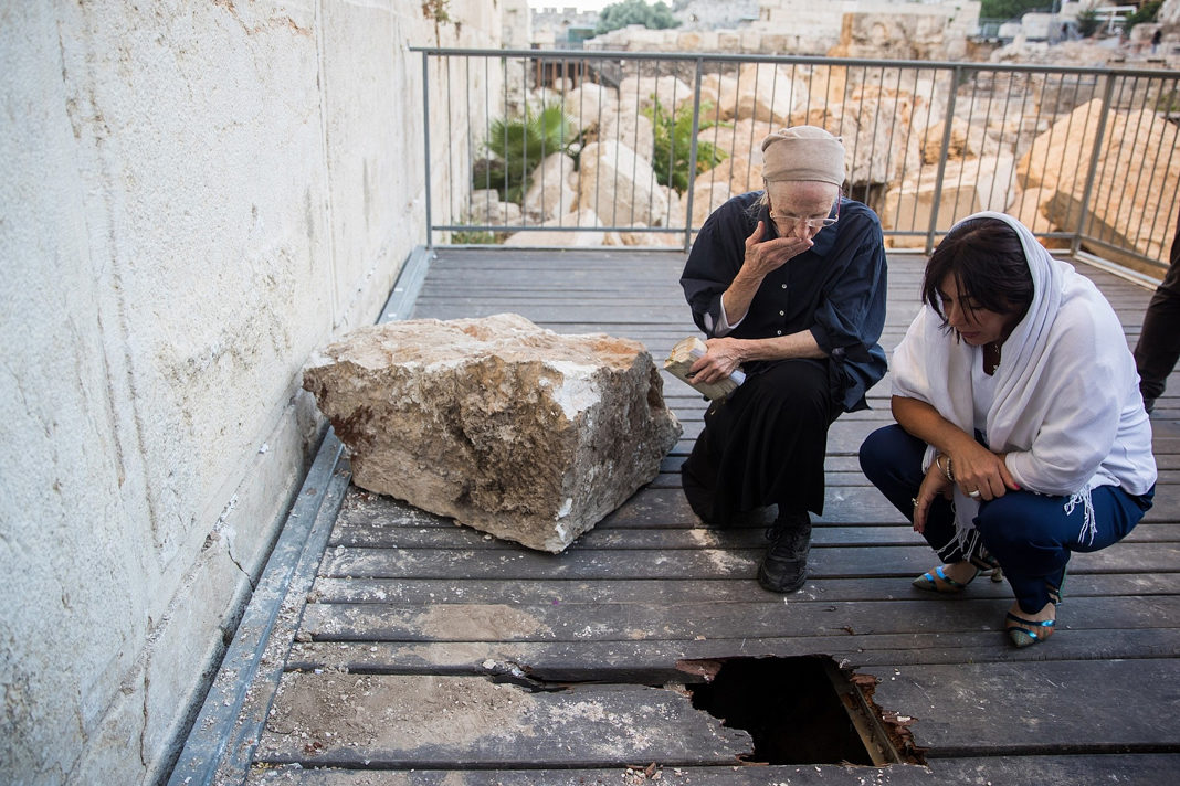 ancient-boulder-dislodges-from-western-wall-crashes-down-near-woman-at-prayer