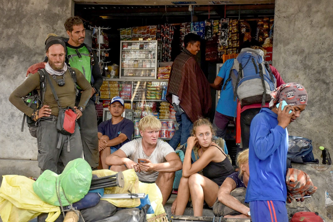 nearly-700-stranded-on-volcano-after-indonesian-earthquake