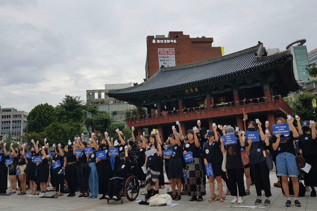 125-south-korean-women-collectively-ingest-abortion-pill-in-protest-of-countrys-laws-banning-abortion