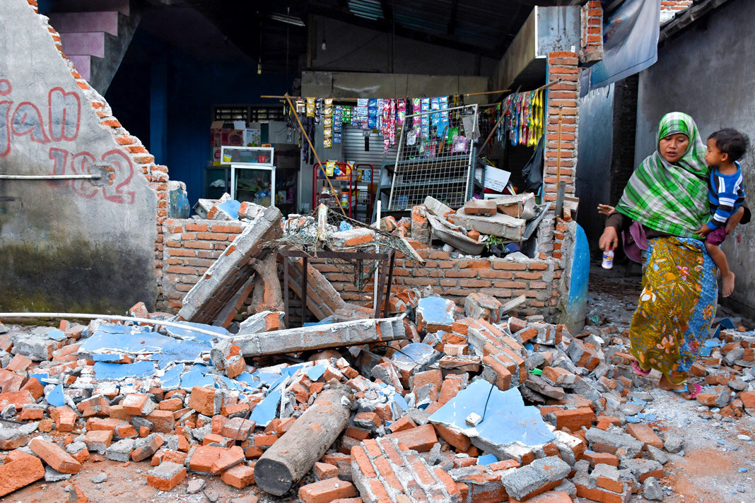 another-severe-earthquake-hits-indonesia-killing-98