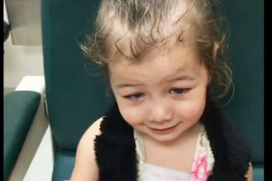 blind-toddler-opens-eyes-for-first-time-sees-emotional-miracle-caught-on-camera