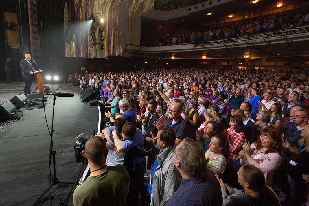 hundreds-saved-as-franklin-graham-preaches-fire-at-england-church-festival-despite-uk-efforts-to-ban-him