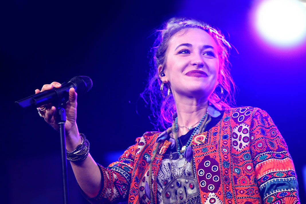 lauren-daigle-worships-with-inmates-in-maximum-security-prison