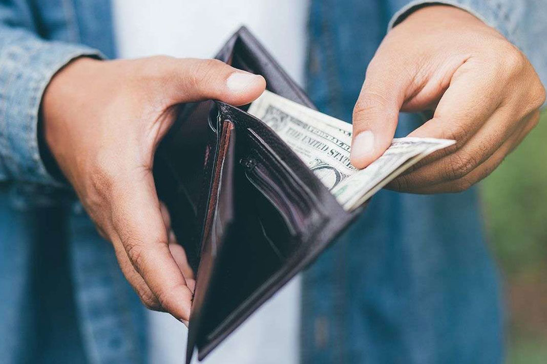 good-samaritan-find-lost-wallet-on-flight-returns-it-with-extra-money