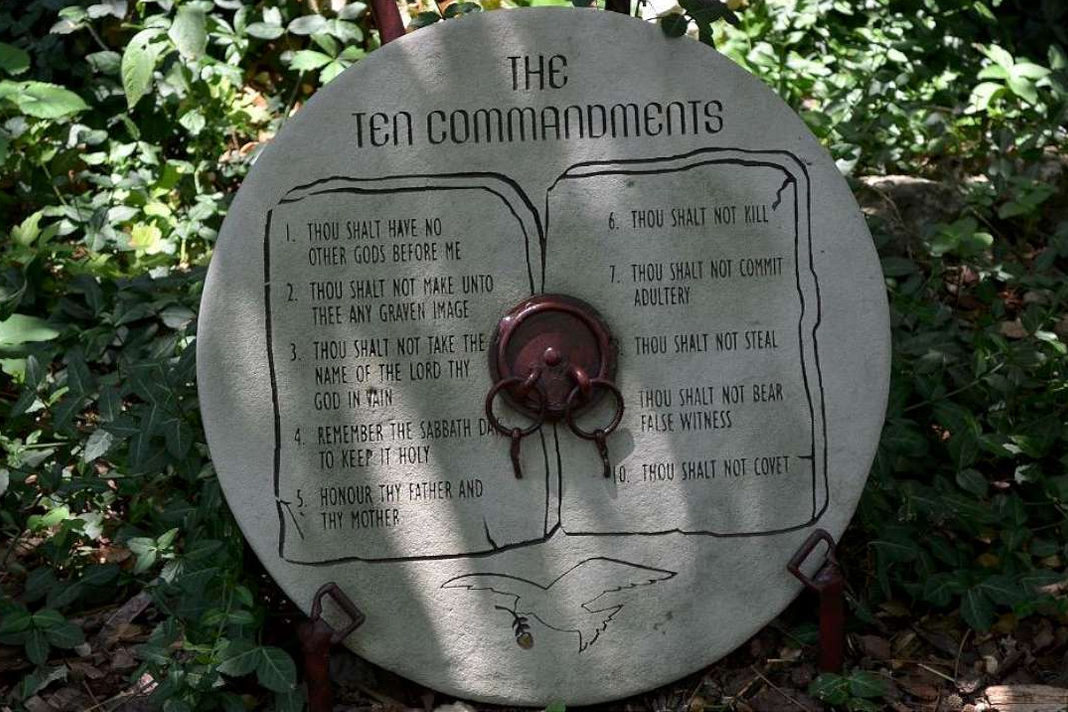 china-bans-one-of-the-ten-commandments-as-part-of-national-policy