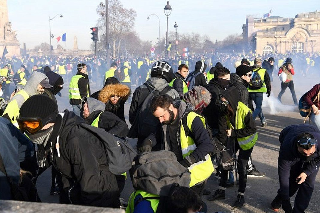 french-jewish-intellectual-attacked-by-anti-semites-during-yellow-vest-protest yellow vest protest