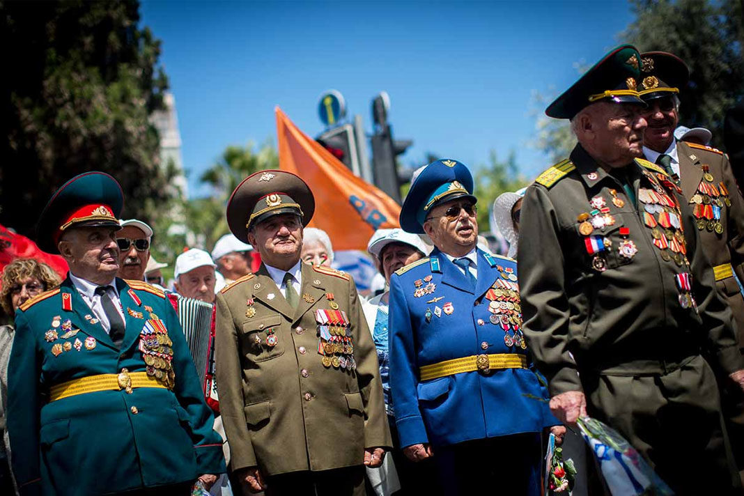 Jewish WWII vets marching