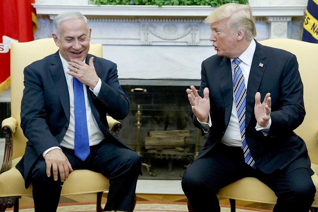 netanyahu-ive-told-trump-i-wont-evacuate-a-single-person-from-settlements US President Donald Trump (R) meets with Prime Minister Benjamin Netanyahu in the Oval Office of the White House, March 5, 2018. (AP Photo/Evan Vucci)