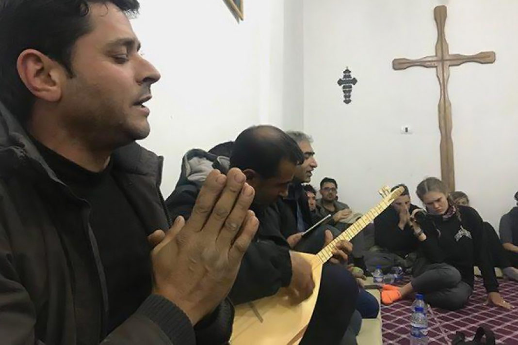 muslim-syrians-who-suffered-isis-occupation-now-turning-to-christianity New Syrian Christians sing a prayer with traditional Kurdish guitar.