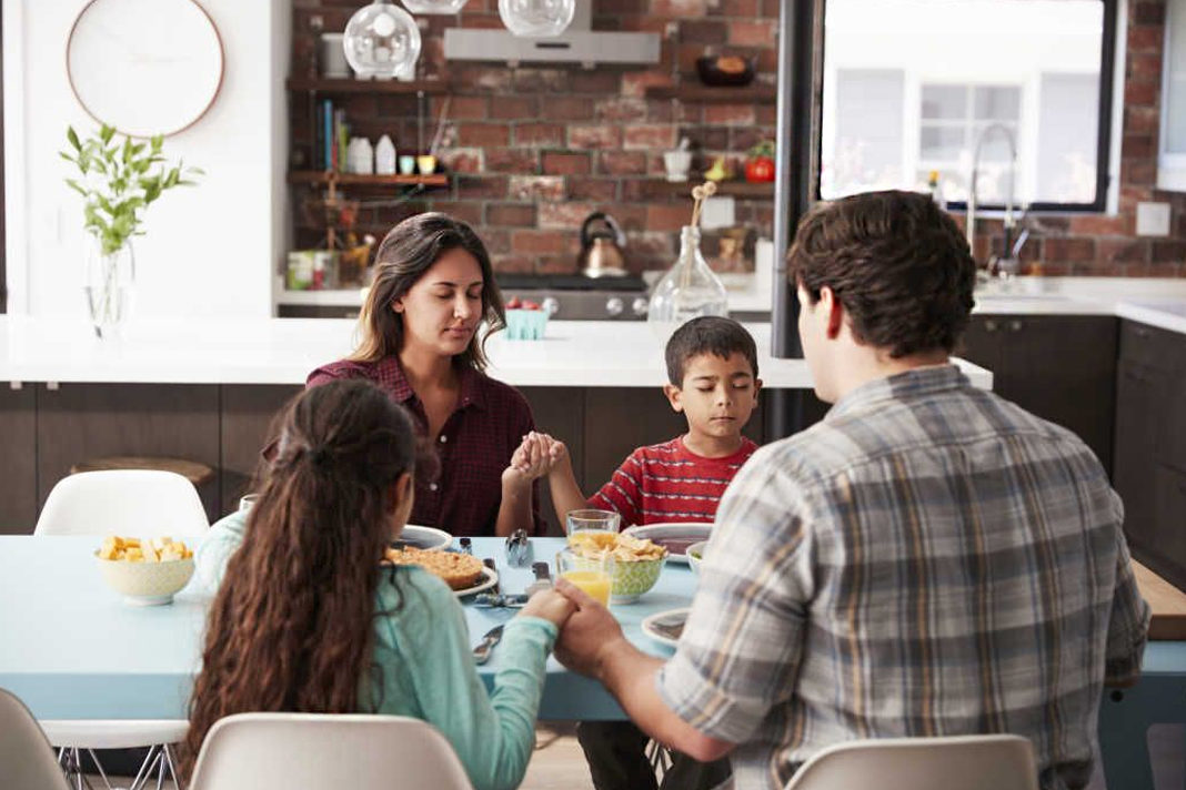 nyt-says-religious-conservative-wives-are-the-happiest-social-media-completely-loses-it Family praying