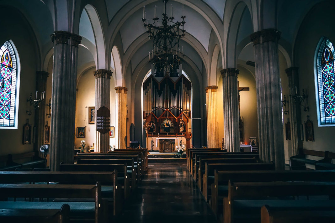 priest-causes-firestorm-over-saying-women-should-dress-modestly-to-protect-the-purity-of-men-at-holy-mass Fancycrave / Pexels