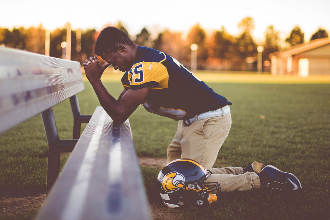 atheist-groups-demands-investigation-after-18-alabama-football-players-are-baptized american football pics praying
