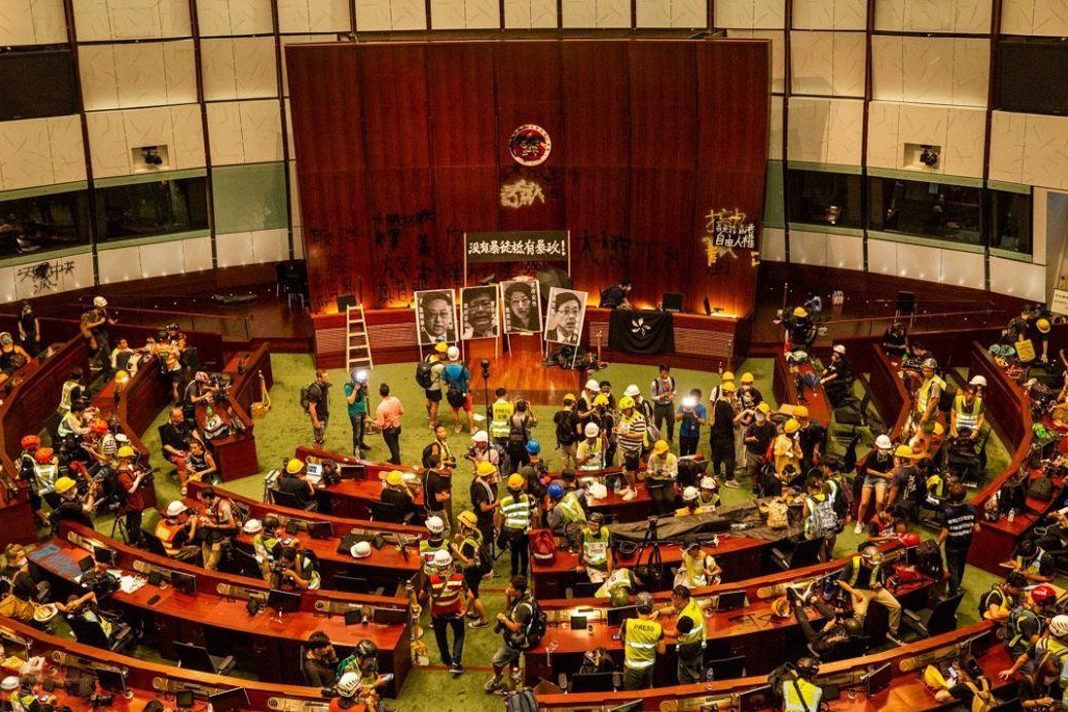 hong-kong-christian-leaders-call-to-return-to-the-path-of-peaceful-communion Protesters stormed Hong Kong legislative building. / @HongKongFP twitter See more: http://evangelicalfocus.com/world/4574/Hong_Kong_Christian_leaders_call_to_return_to_the_path_of_peaceful_communion