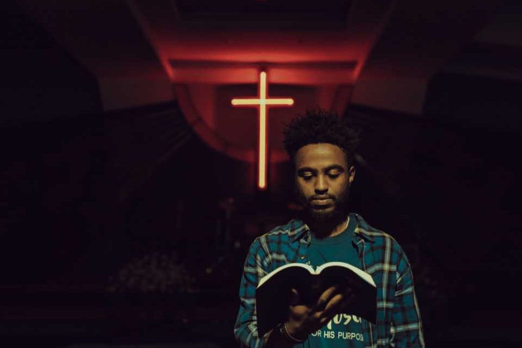 new-survey-shows-drastic-decline-in-number-of-brits-who-identify-as-christians Gift Habeshaw/Unsplash