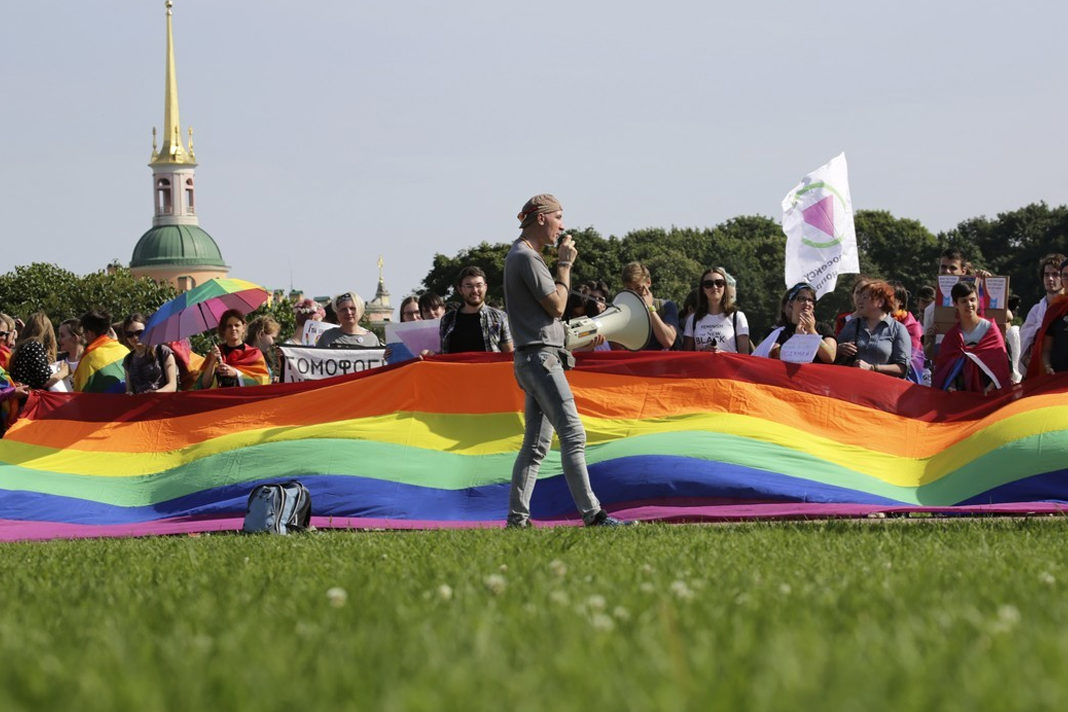 putin-says-lgbt-should-not-enforce-their-agenda-on-kids People take part in the LGBT in St. Petersburg © REUTERS / Anton Vaganov