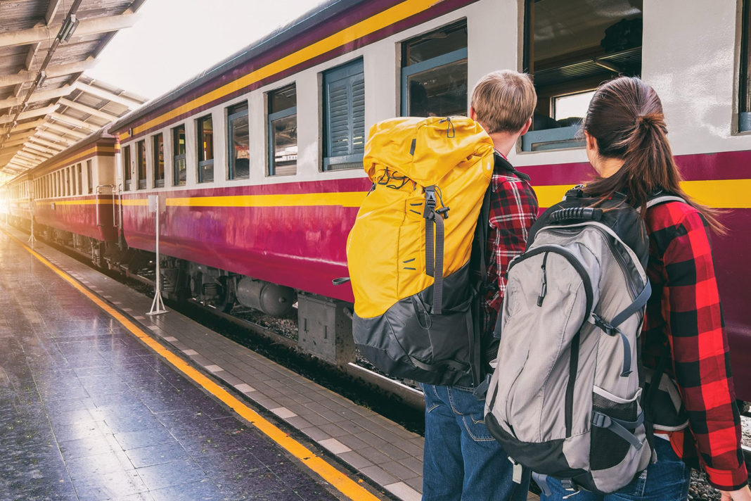 how-one-mans-simple-decision-to-share-his-faith-brought-over-7000-to-jesus People getting on train