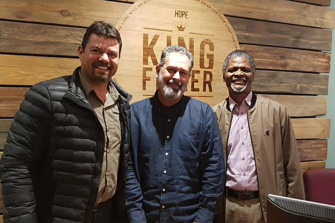 Jacques Malan, left, and Mkhangeli Matomela, right, with Alan Ahlfeldt, station manager of Kingfisher FM, during their visit to Port Elizabeth.