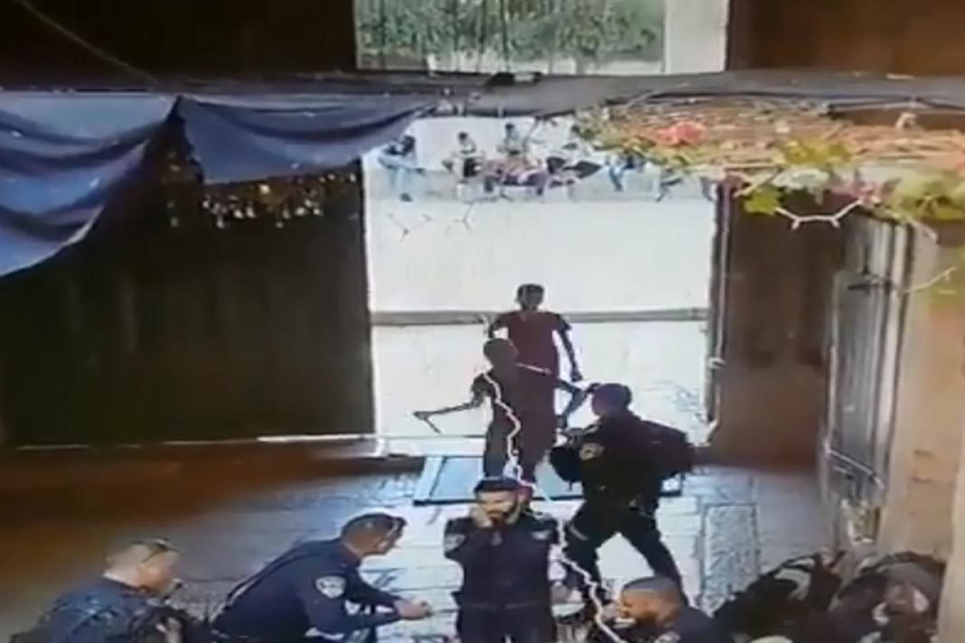 Palestinian kids stab police