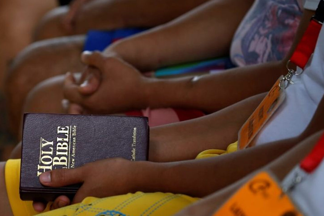 reaching-the-philippines-with-the-true-gospel-harvesters-ministries Philippines Christians with bible