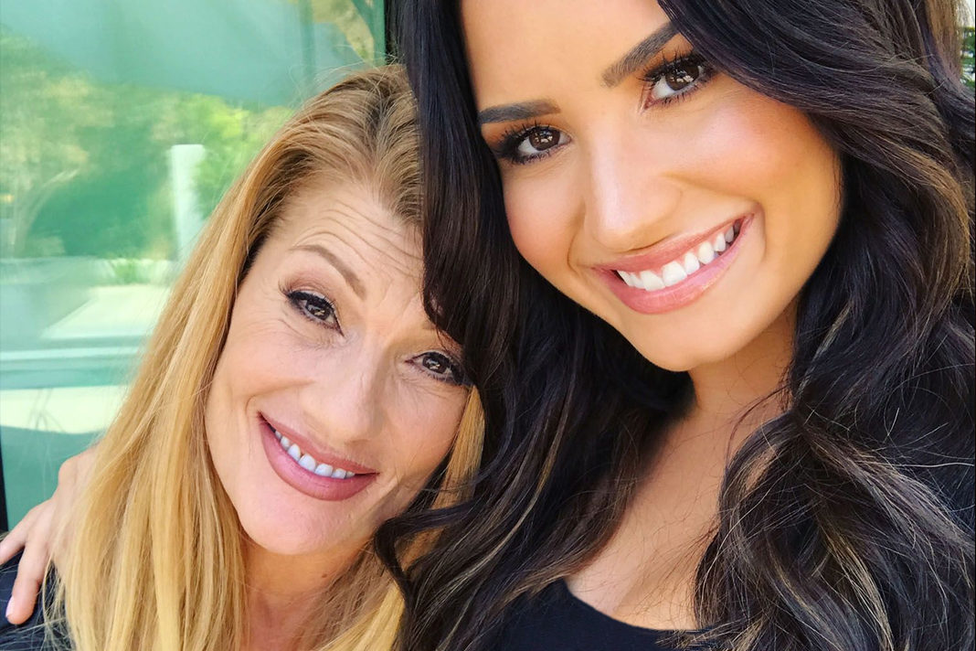 despite-demi-lovatos-regret-her-mom-will-undoubtedlyunapologetically-return-to-israel Dianna De La Garza (left) and Demi Lovato (Twitter/Dianna De La Garza)