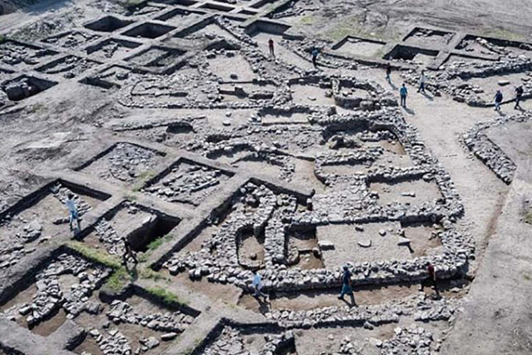 massive-5000-year-old-canaanite-metropolis-unearthed-in-the-holy-land Aerial photograph of recently excavated 5,000-year-Old Canaanite City (Assaf Peretz/ Courtesy Israel Antiques Authority)