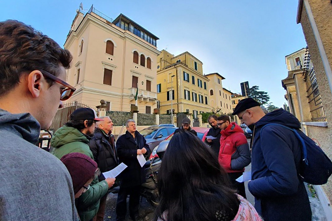 evangelicals-pray-for-algeria-in-front-of-the-countrys-embassy-in-rome A group of evangelical Christians praying for Algeria outside the Algerian embassy in Rome, Italy, on December 14, 2019. / AEI