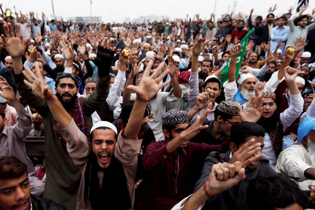 Supporters of the Tehreek-e-Labaik Pakistan Islamist political party chant slogans in Islamabad on Thursday to protest the acquittal of Asia Bibi, a Christian woman sentenced to death for blasphemy. Photo: Reuters