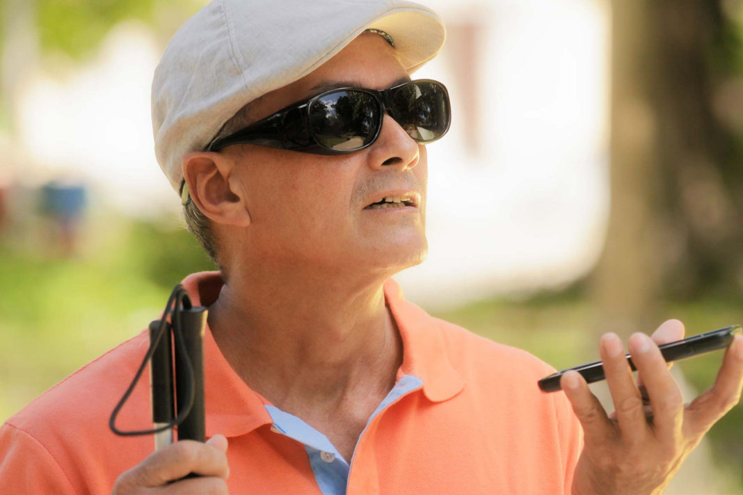 bionic-eye-israeli-students-award-winning-app-protects-blind-from-injuries Blind person with phone