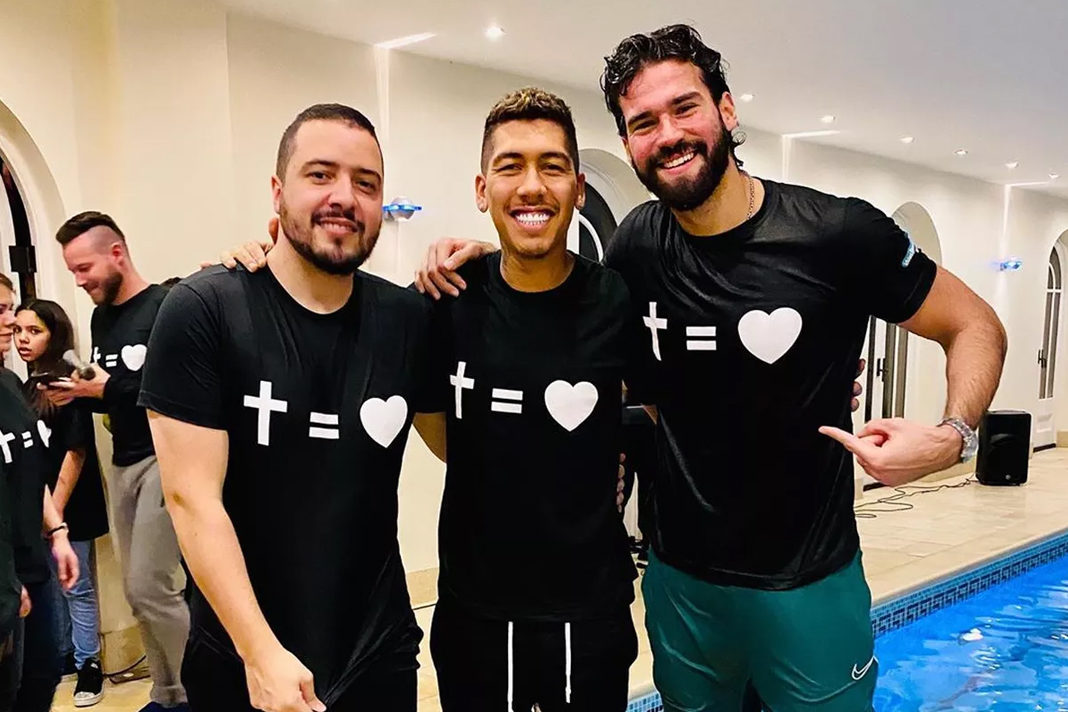 liverpool-footballer-firmino-baptised-my-biggest-title-is-your-love-jesus Alisson and Firmino with the singer Isaías Saad after the baptism of the striker. credit - Reproduction / Instagram