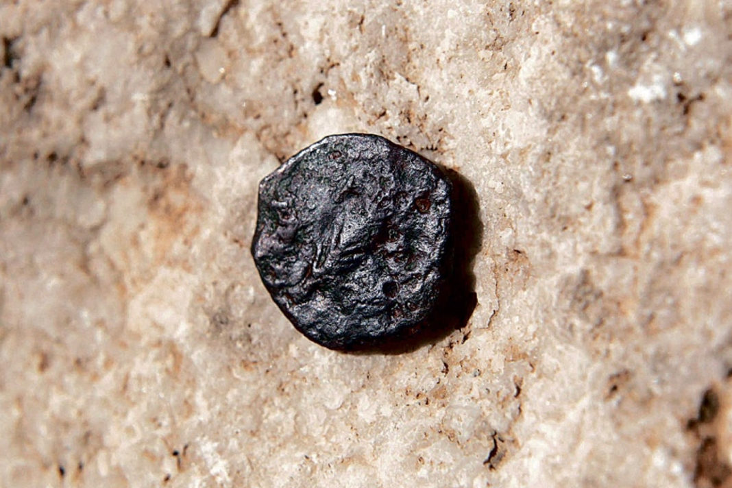 watch-2000-year-old-coins-found-near-site-of-holy-tabernacle Ancient coins in Israel