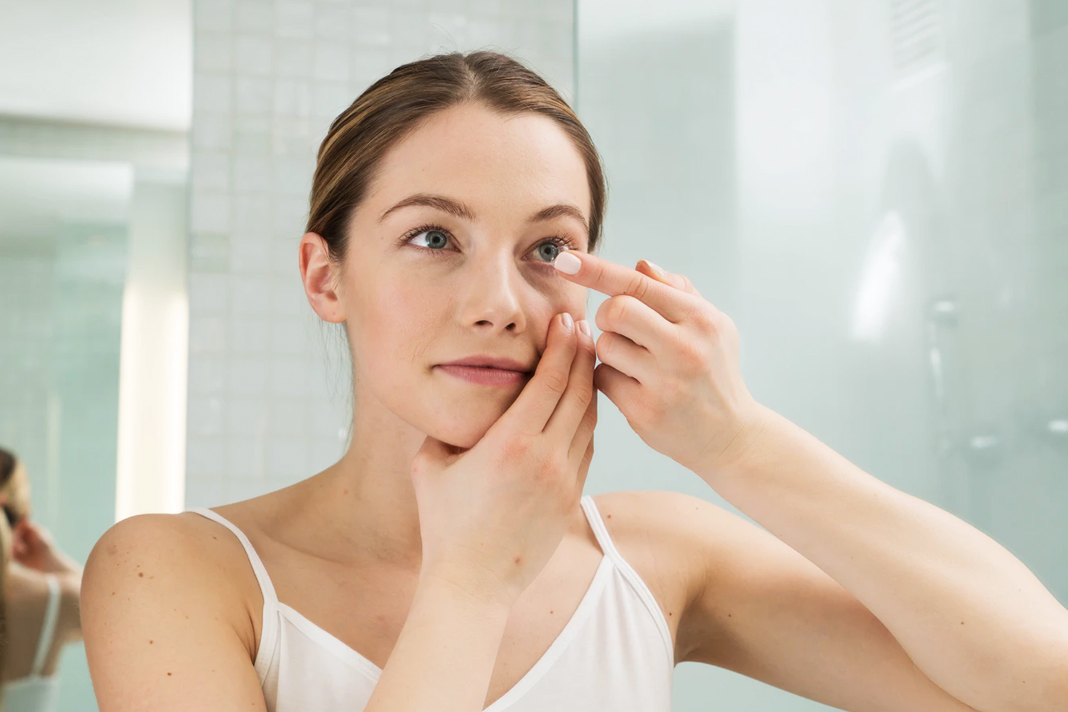 futuristic-israeli-contact-lens-stops-vision-loss-in-damaged-eyes Woman putting in contact lens
