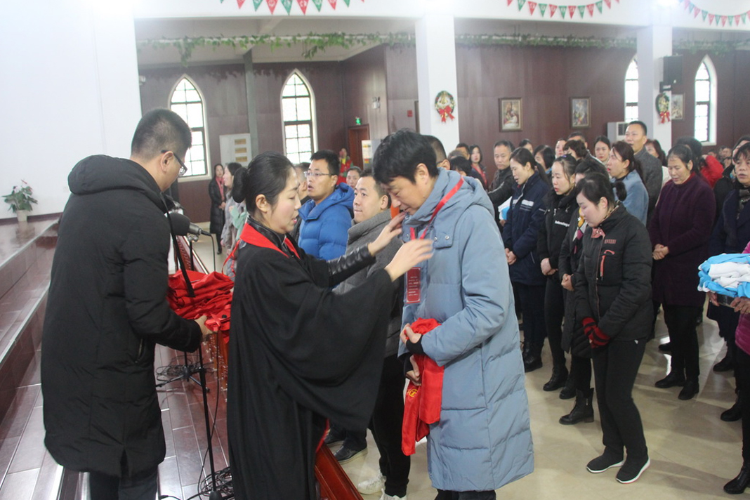 jesus-had-walked-into-our-midst-that-morning-revival-breaks-out-in-tennessee1 Christians in Wuhan