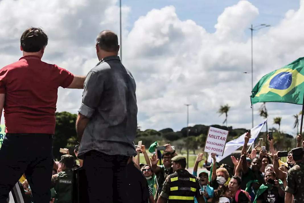brazilian-evangelicals-accuse-bolsonaro-of-dividing-the-country-amid-covid-19-crisis Bolsonaro, in red, at the demonstration in Brasilia. / Twitter @ultimato.