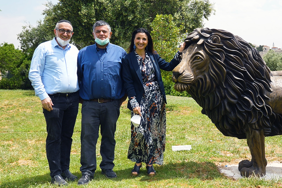 lion-of-judah-monument-rises-in-israel-as-symbol-of-friendship-between-christians-jews Rabbi Pesach Wolicki, contractor Amos Cohen and Deputy Mayor Fleur Hassan-Nahoum supervised the historic statue installation on May 5, 2020. (© Max Greiner Jr.)