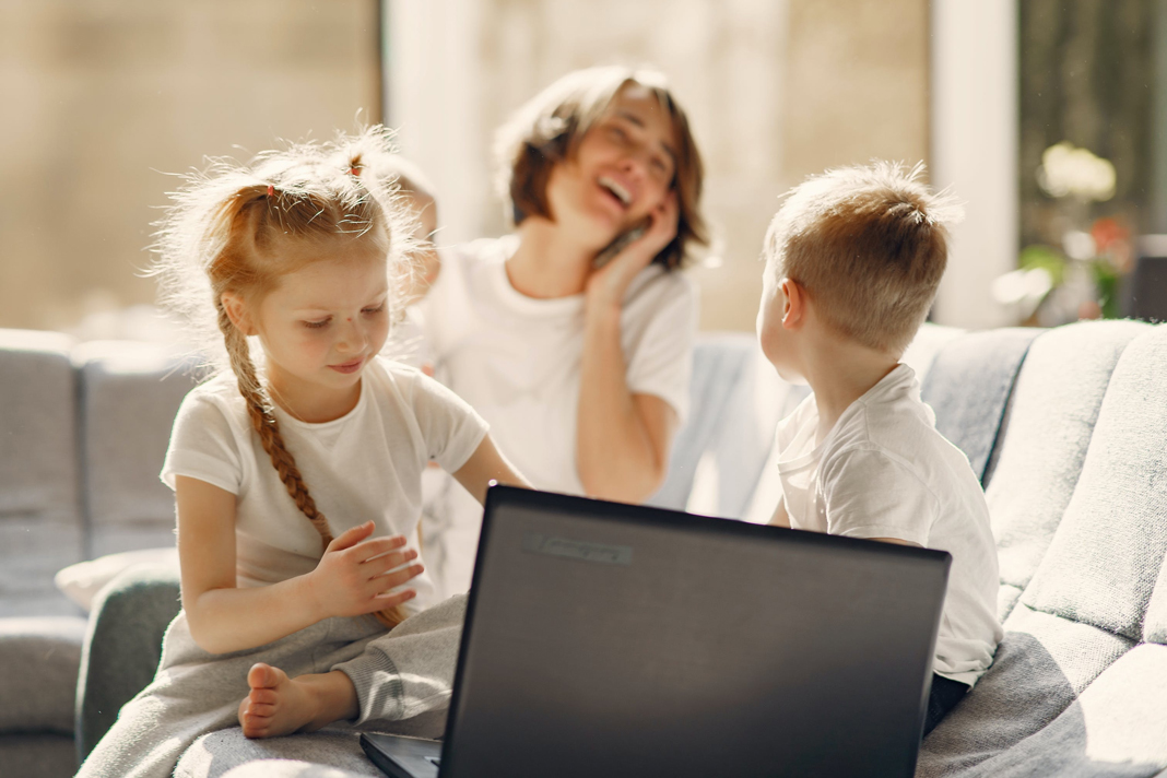 sas-internet-providers-offer-free-advice-for-parents-regarding-kids-online-safety Kids on laptop