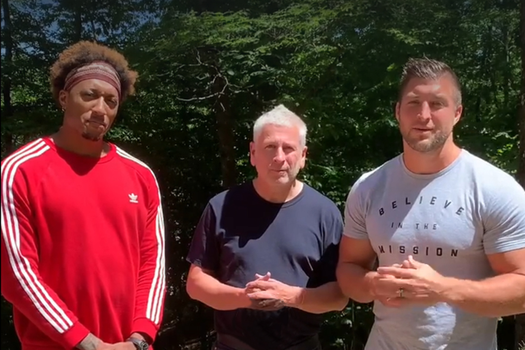 tim-tebow-louie-giglio-lecrae-visit-ravi-zacharias-after-dire-cancer-prognosis Lecrae, Louie Giglio and Tim Tebow (Facebook/Tim Tebow)