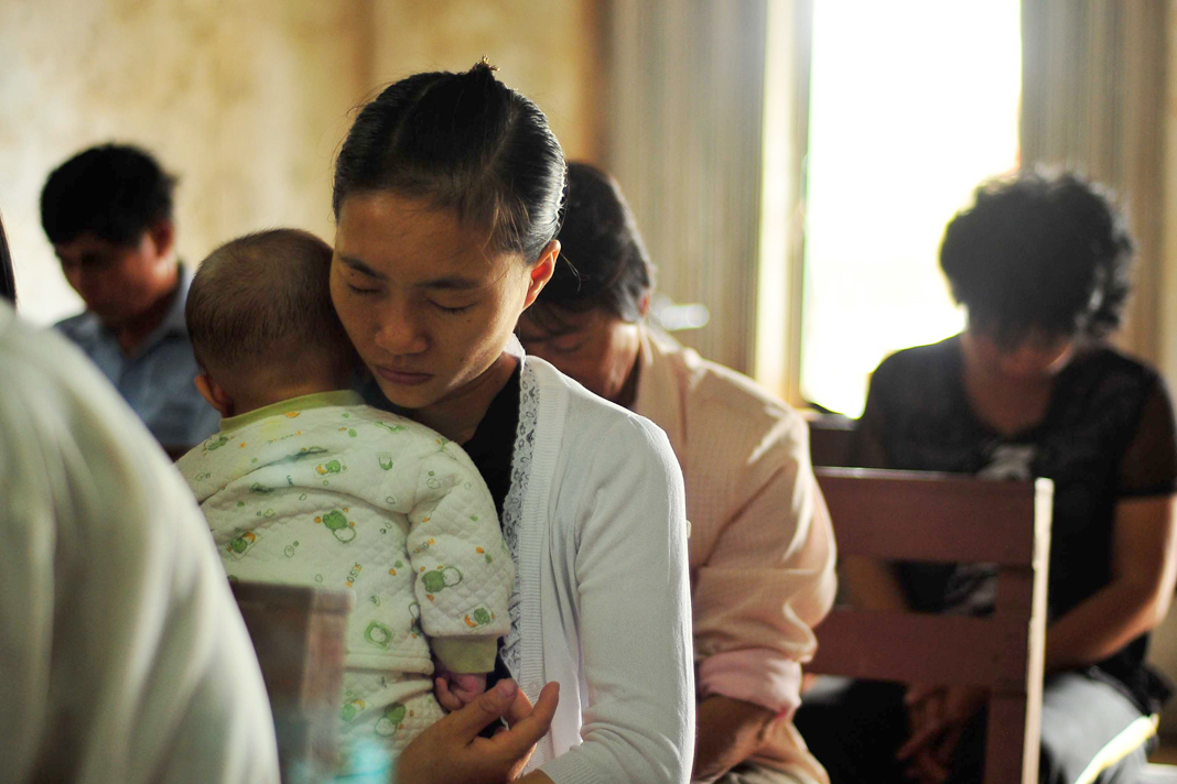 forbidden-worship-in-the-forbidden-city-a-brief-history-of-the-modern-chinese-church Chinese Church with woman and baby