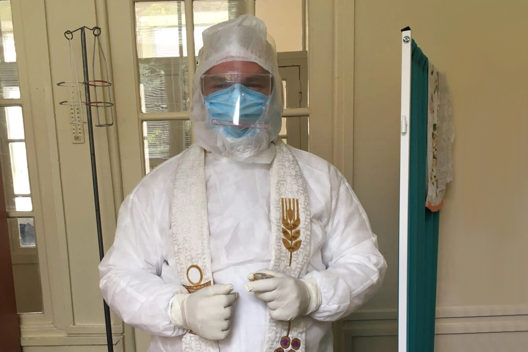 in-ukraine-serving-at-bedside-a-priest-brings-gods-love-to-covid-19-patients Priest in Hospital