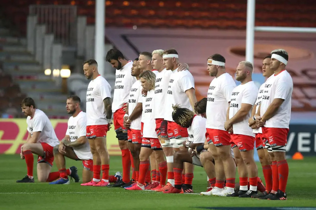 sa-rugby-players-stand-against-racism-but-dont-kneel-for-blm Most of the Sales Sharks team, including eight SA players, refuse to kneel for Black Lives Matters before an English Premiership match at the weekend. All of the players express their opposition to racism by wearing ‘Rugby Against Racism’ T-shirts (PHOTO: Twitter)
