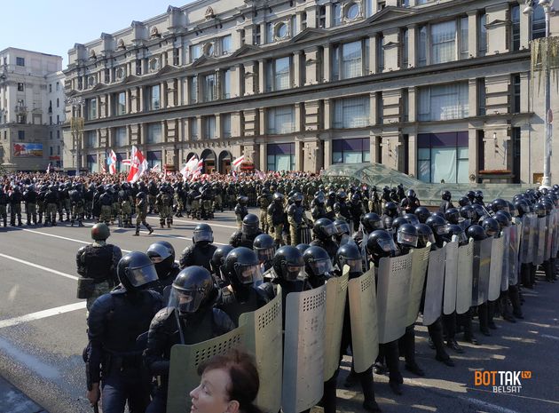 Eyewitnesses said that officers wearing balaclavas arrested and beat several demonstrators. / Belsat TV