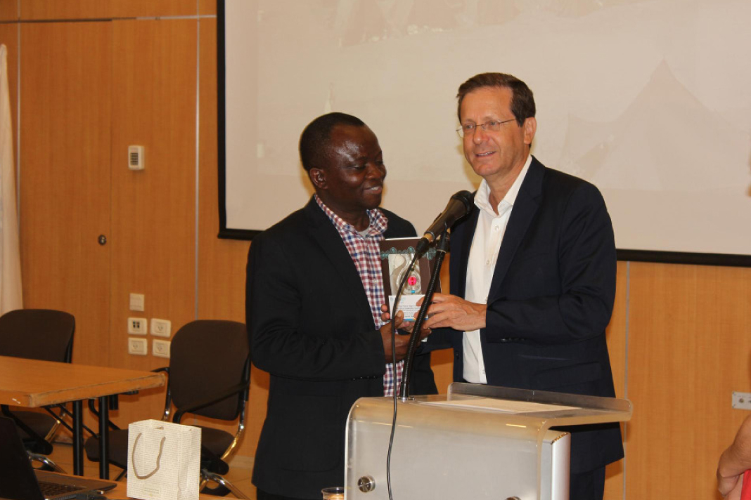 Mr Isaac Herzog, Chairman of the Jewish Agency, presents a gift to Pastor Segun Olanipekun (ALS Convener) as a token of partnership with the Africa Leadership Summit.