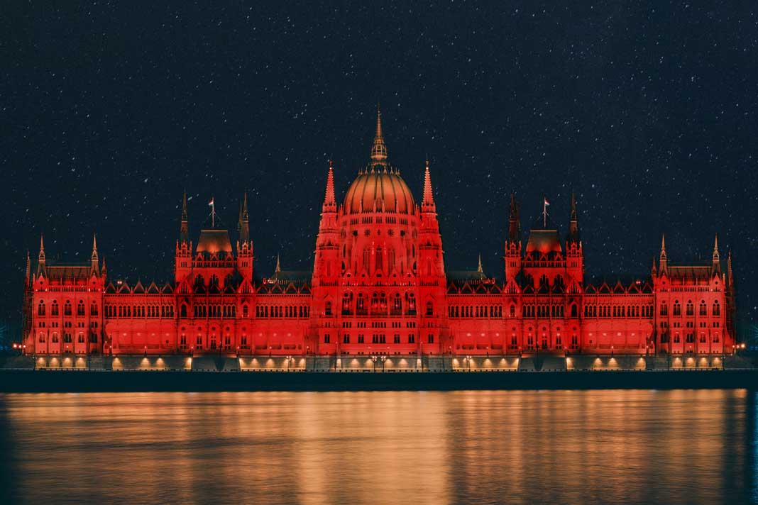hungary-turns-red-for-persecuted-christians Budapest, Parlament, Kossuth Lajos tér, Hungary