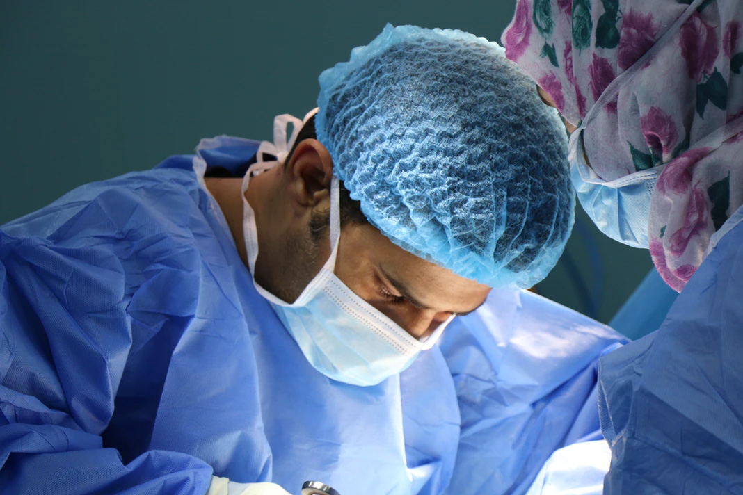 israeli-doctors-perform-first-robotic-knee-replacement-in-galilee Doctor