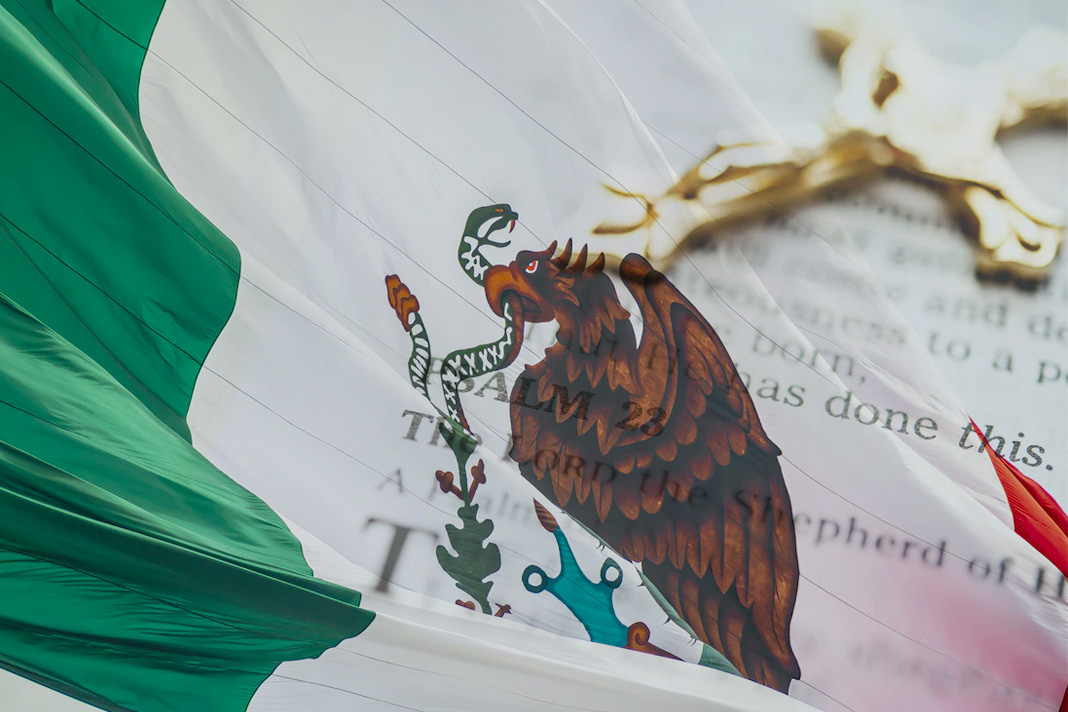 mexican-evangelicals-are-helping-catholics-turn-to-christ-away-from-idols Mexican Flag and cross