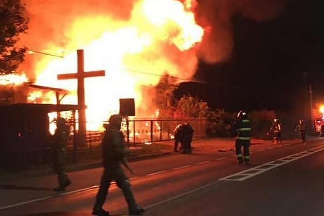 two-evangelical-churches-burned-and-firefighters-shot-at-in-chile One of the burned churches in the Araucanía region,Chile . / ADN