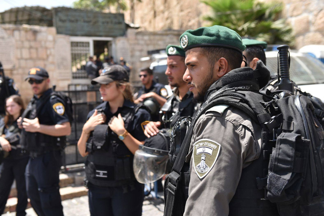 17-policemen-200-palestinians-hurt-as-hundreds-riot-on-temple-mount Israeli police officers in Jerusalem on 28 July 2017