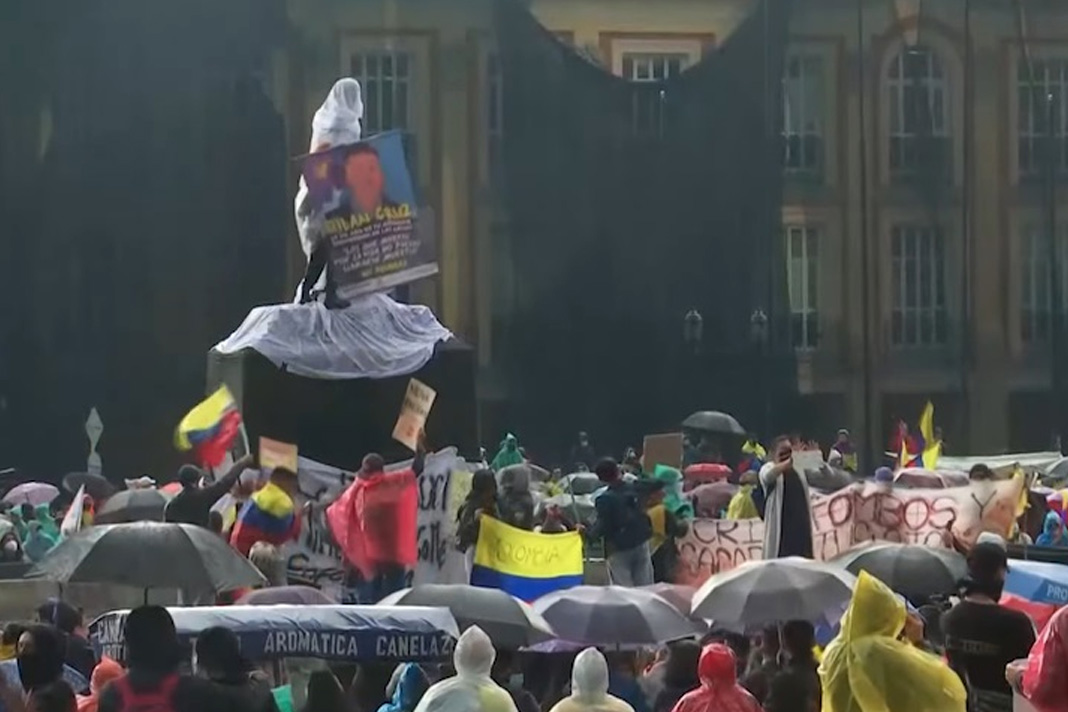 churches-in-colombia-call-to-end-of-violence-and-dialogue Anti-government protests in Bogotá. / Photo: screenshot video Youtube El Mundo