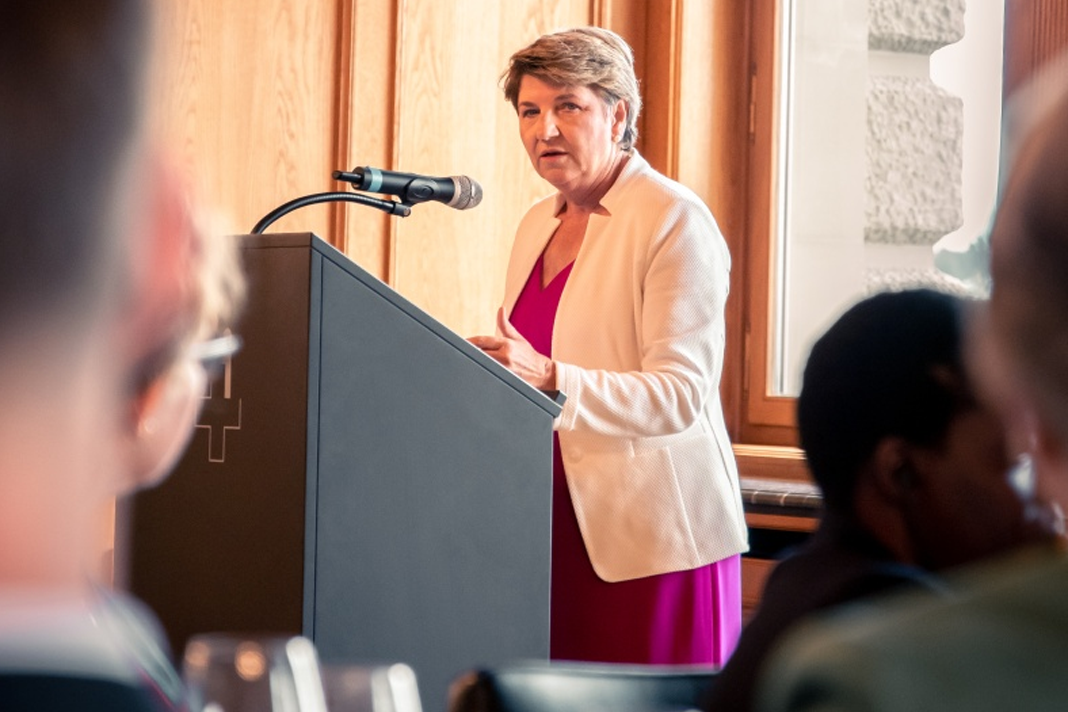 prayer-gathering-at-swiss-parliament-gratitude-to-god-gives-hope-for-the-political-tasks-of-tomorrow Viola Amherd, Minister of the Swiss government, spoke at the event. / Photo: Bettagsbegegnung 2021.